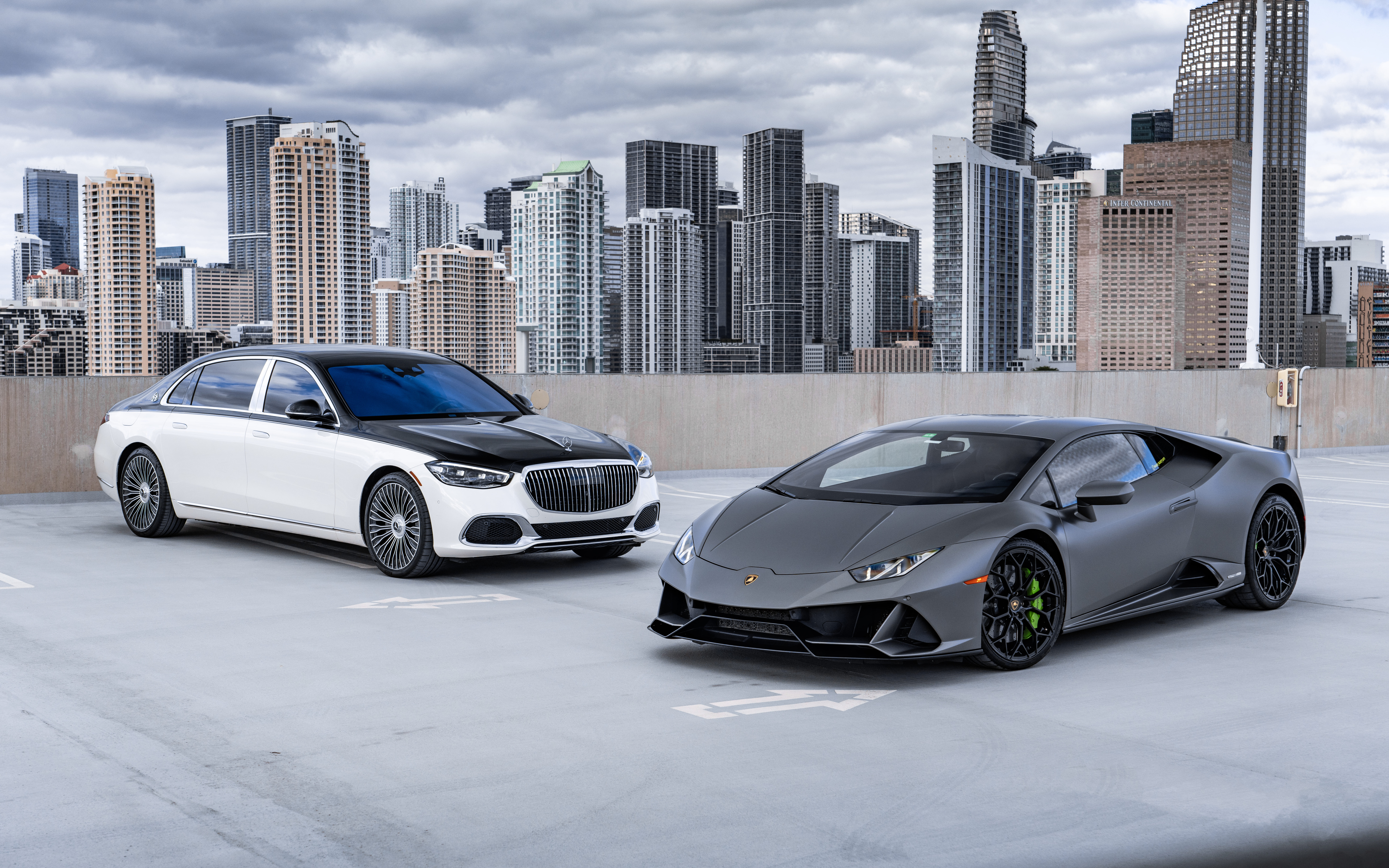 Детальний вигляд розкішного суперкара Lamborghini Huracan, що підкреслює його аеродинамічний кузов і вишуканий дизайн.