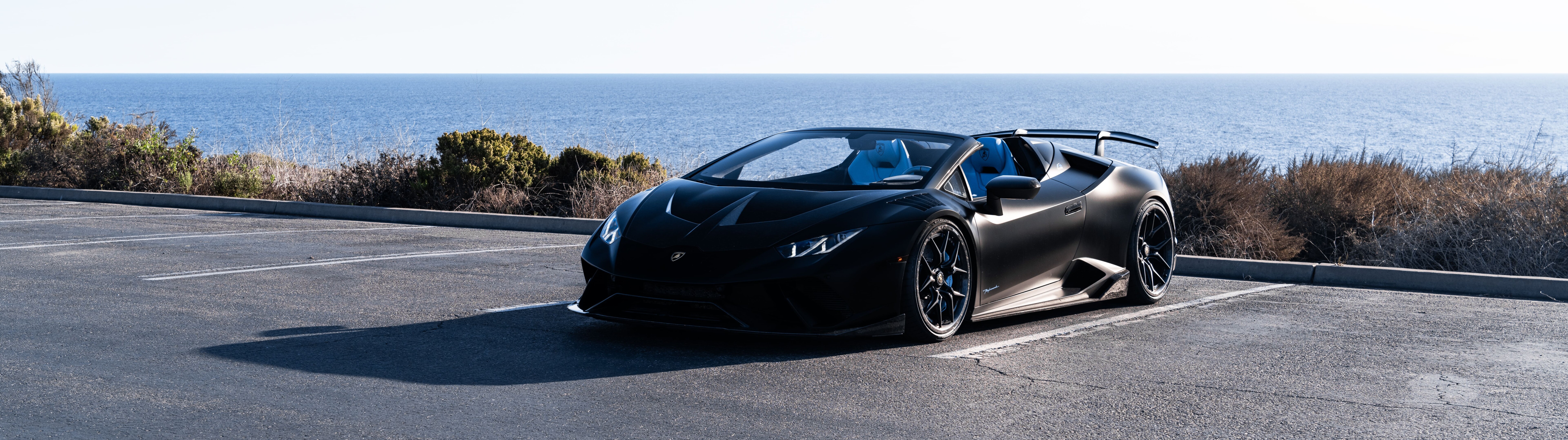 На фото зображено надпотужний суперкар Lamborghini Huracán у динамічній позі.