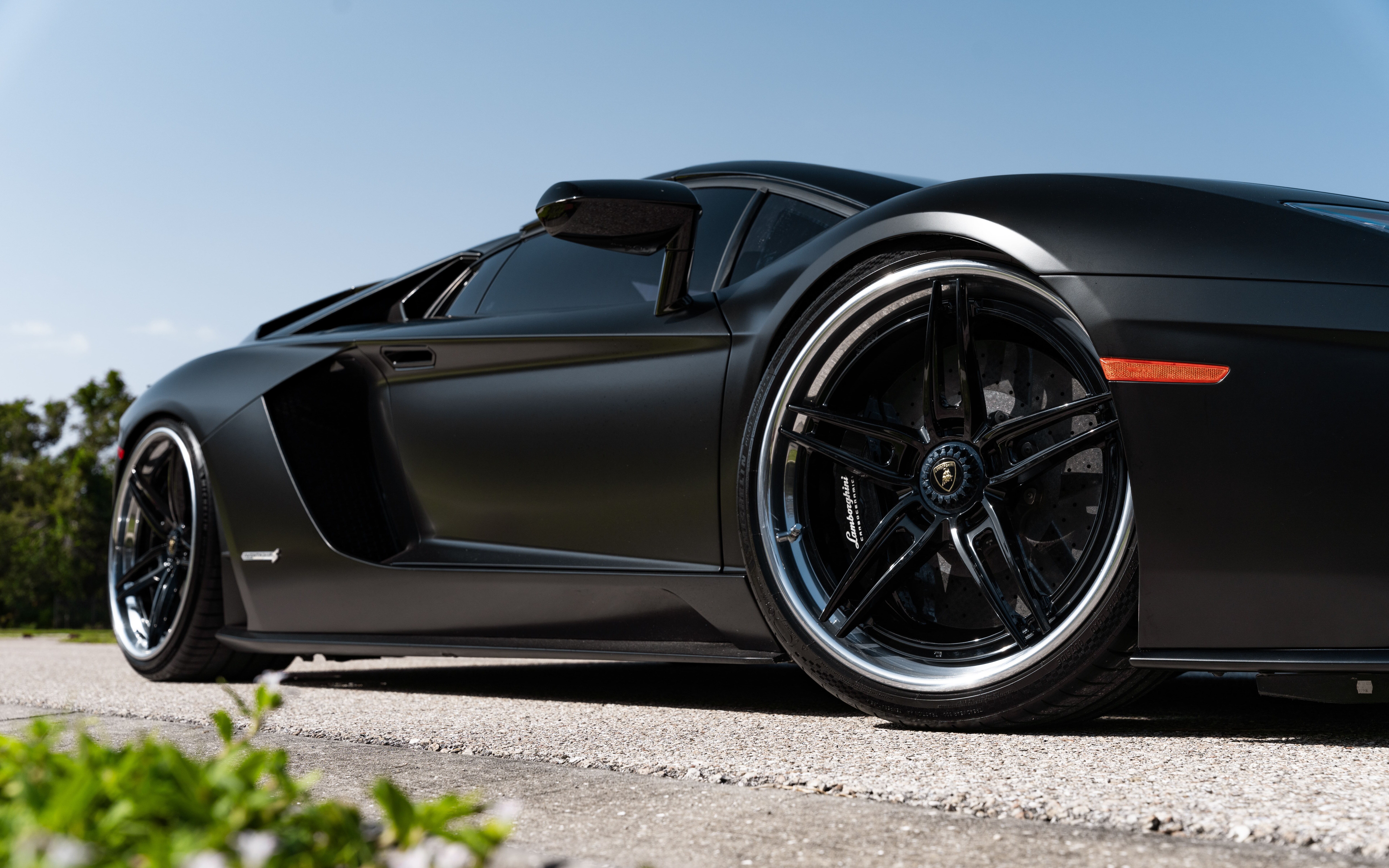 Зображення у високій роздільній здатності розкішного суперкара Lamborghini з елегантним, аеродинамічним дизайном і блискучим кузовом.