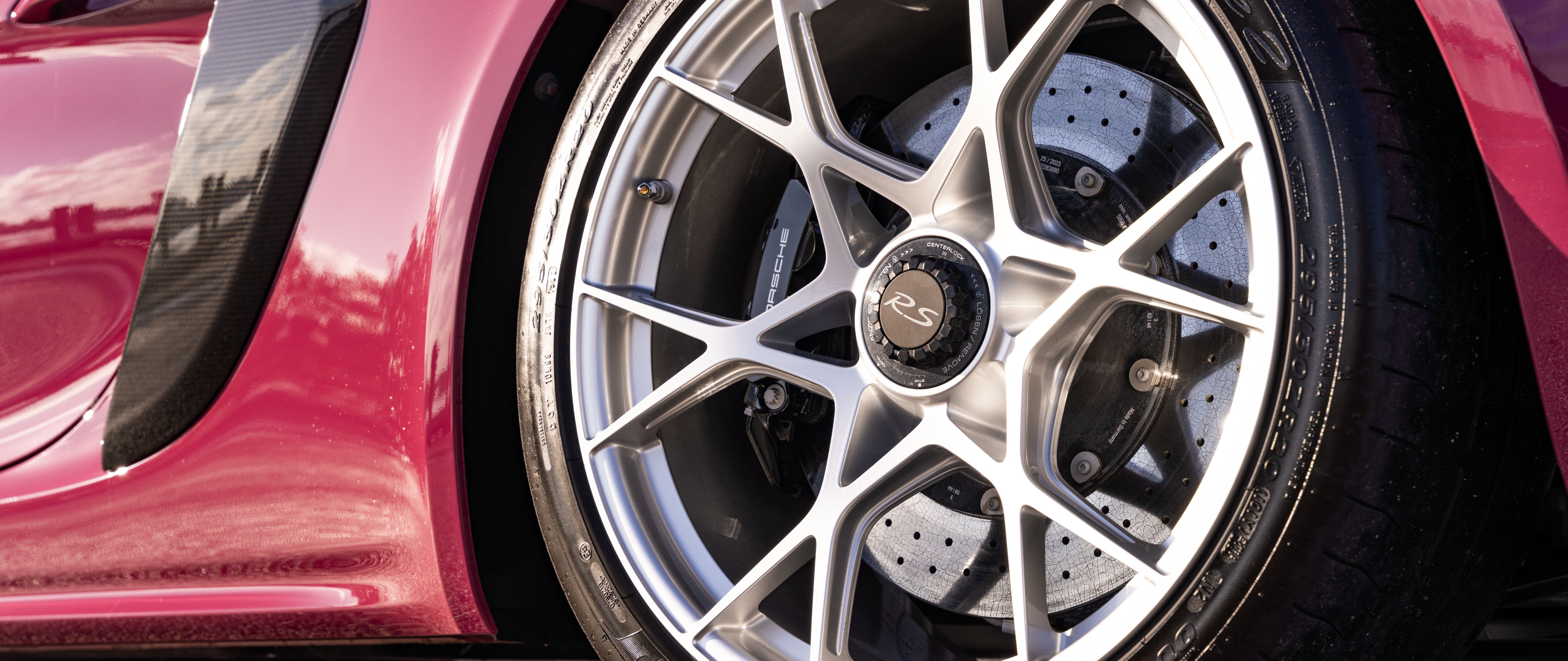 Елегантний, потужний спортивний автомобіль Porsche, зафіксований на вражаючій світлині.