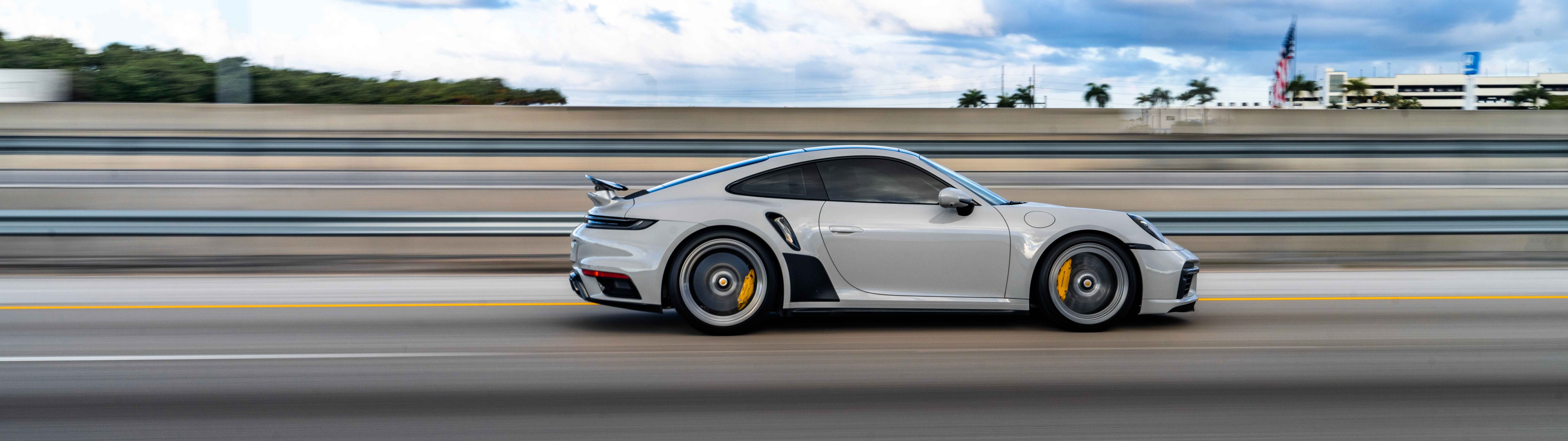 Детальний план розкішного спортивного автомобіля Porsche, що вирізняється елегантним дизайном і металевим покриттям.