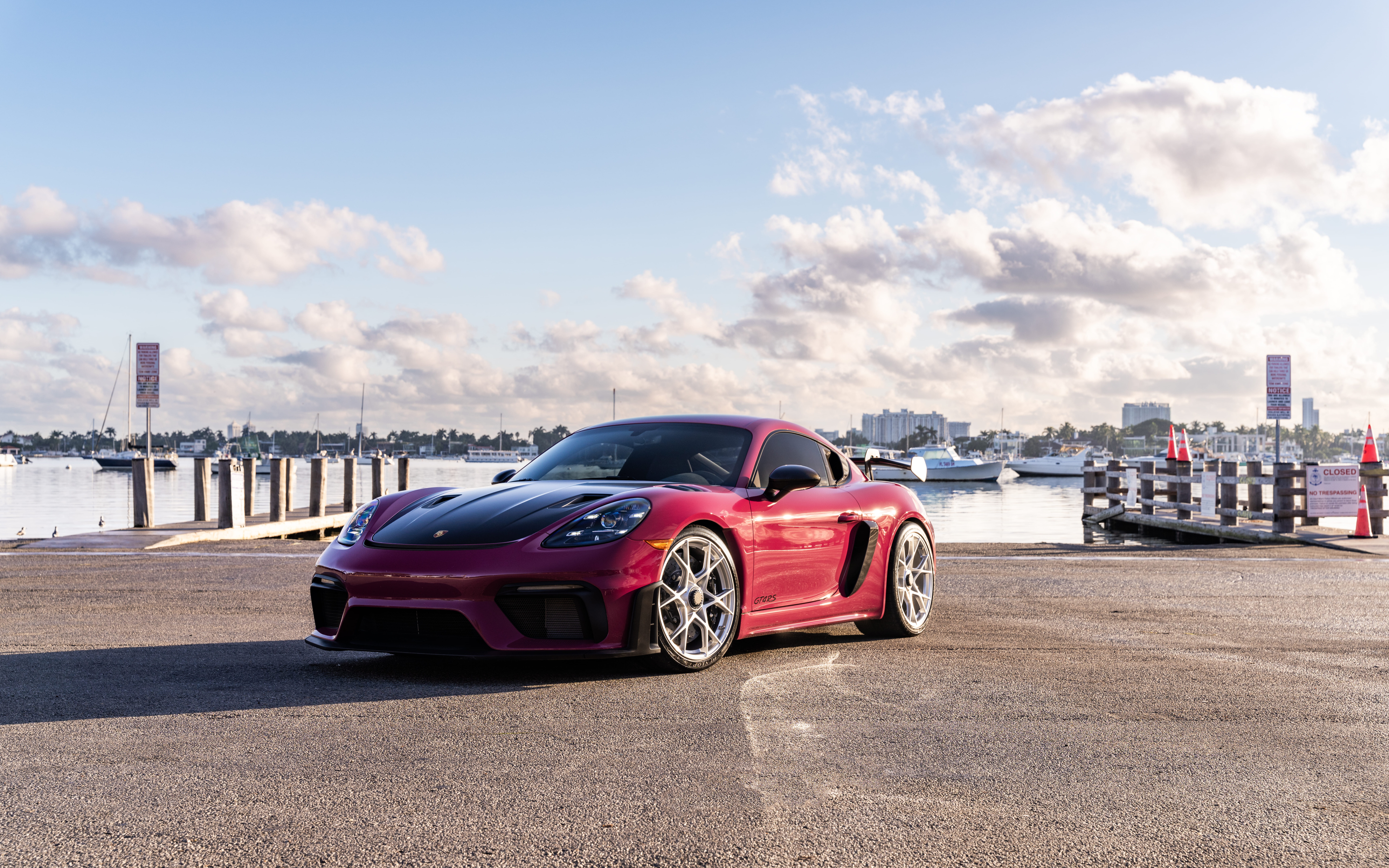 Детальний план спортивного автомобіля Porsche, що вирізняється високими технічними характеристиками, демонструє його розкішний дизайн і бездоганну зовнішню обробку.