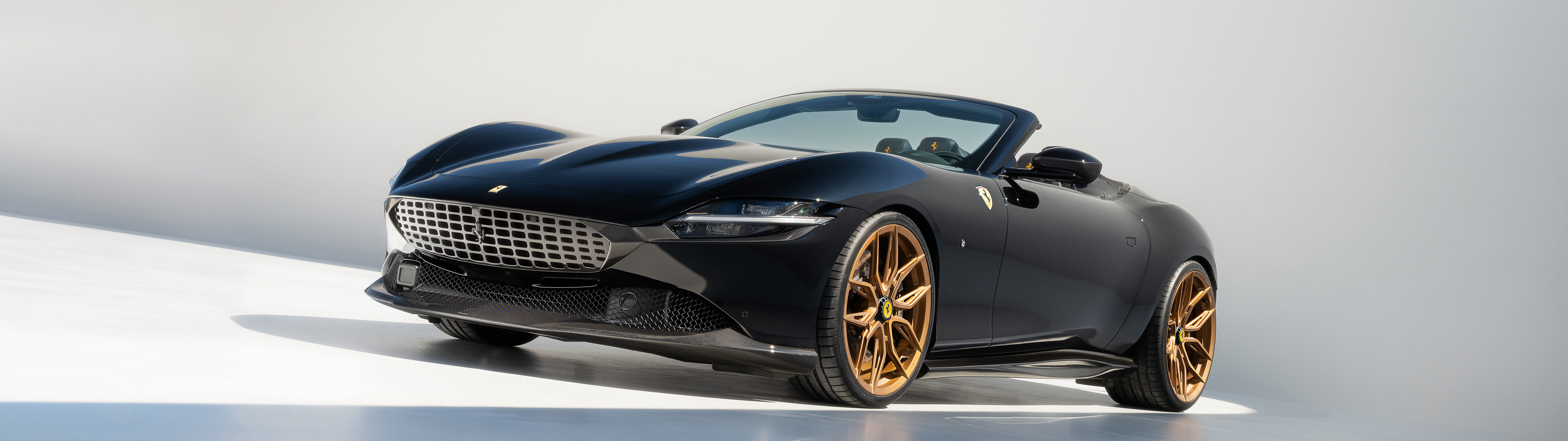 Елегантний і вишуканий Ferrari Roma – розкішний спортивний автомобіль, який вирізняється своїми обтічними лініями та високоякісним оздобленням.