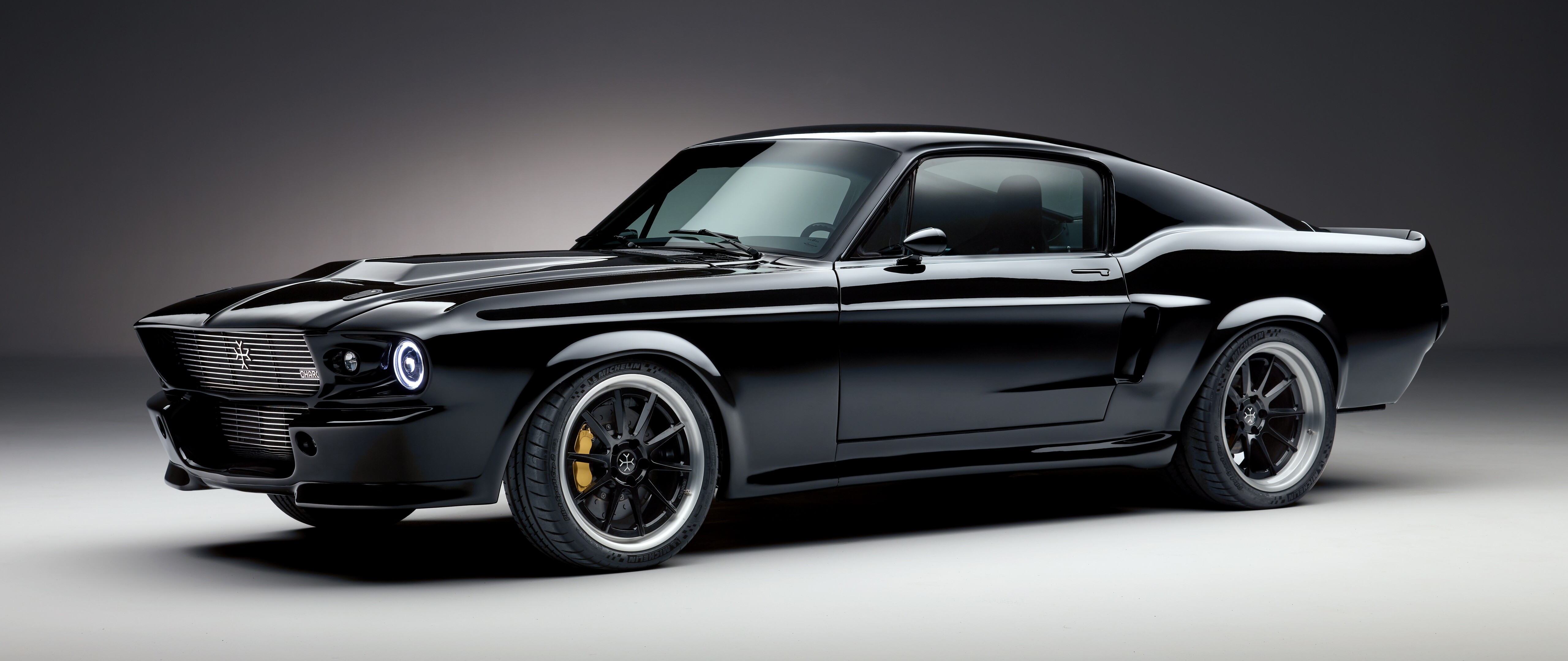 Сучасний чорний електричний Ford Mustang – це спортивний автомобіль із виразним, агресивним дизайном.