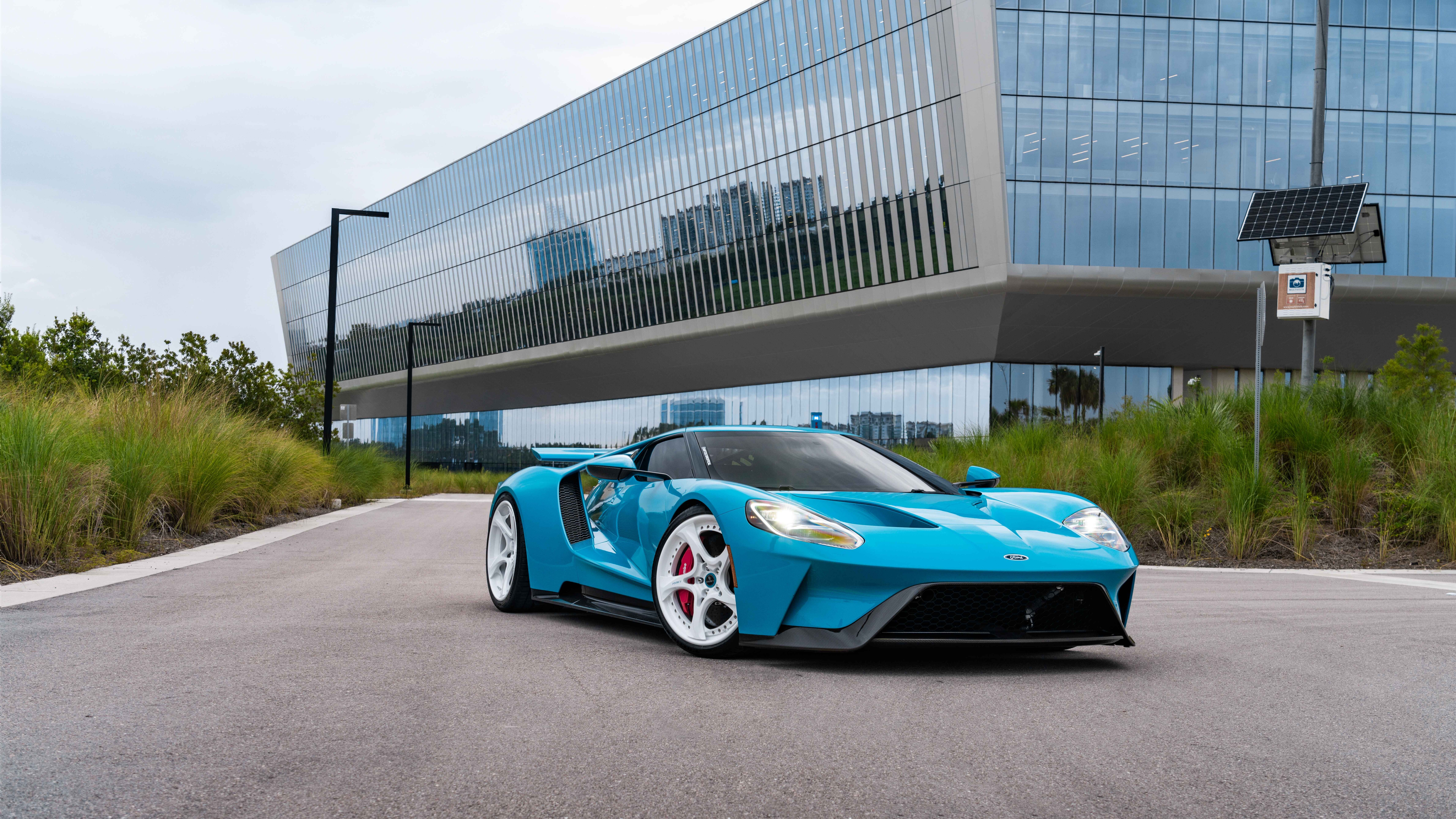 Високопродуктивний суперкар Ford GT, що вирізняється своїм фірмовим аеродинамічним кузовом і вишуканими обрисами.
