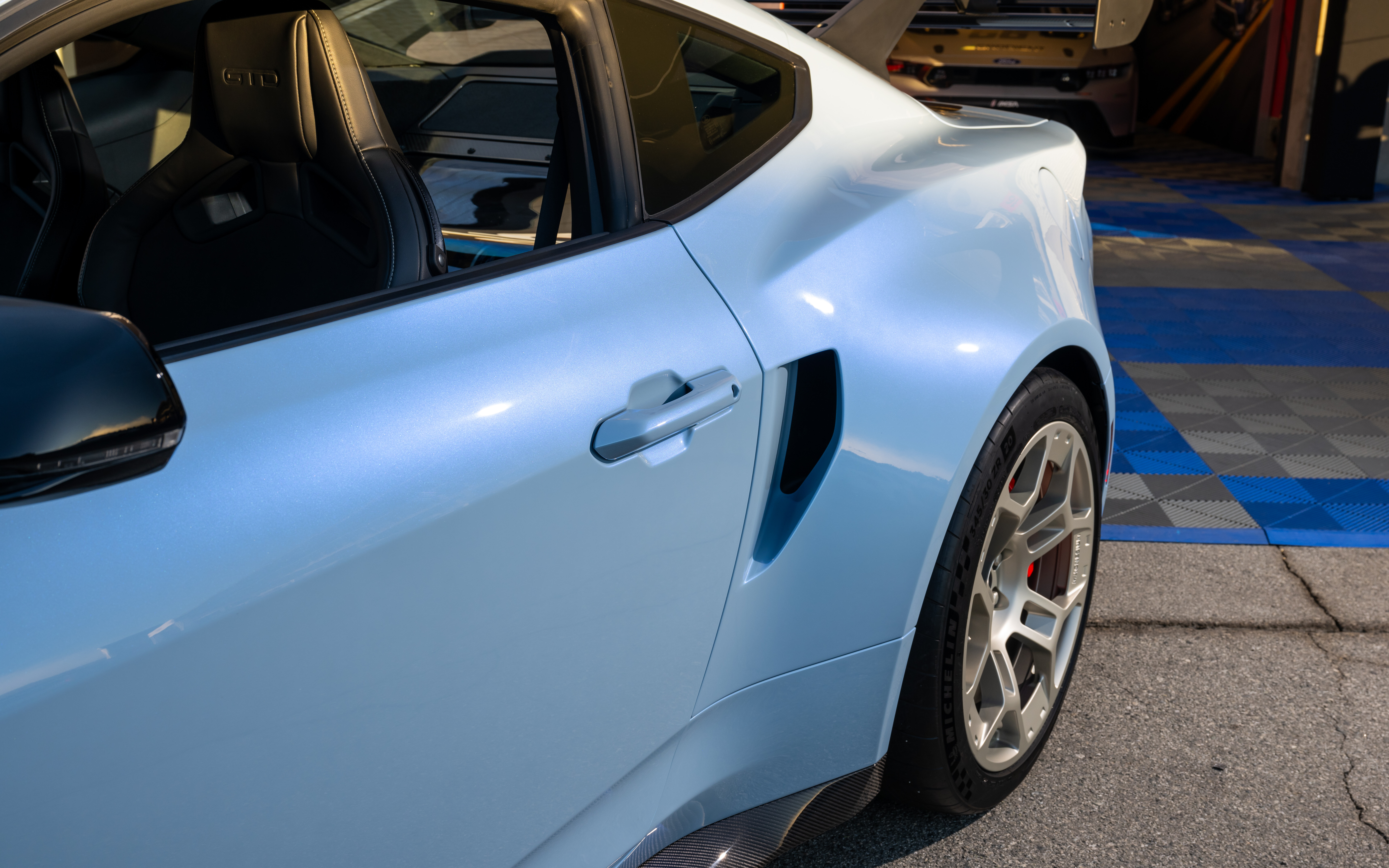 Детальний вигляд Ford Mustang GTD, що демонструє його агресивний аеродинамічний дизайн і широкий кузов.