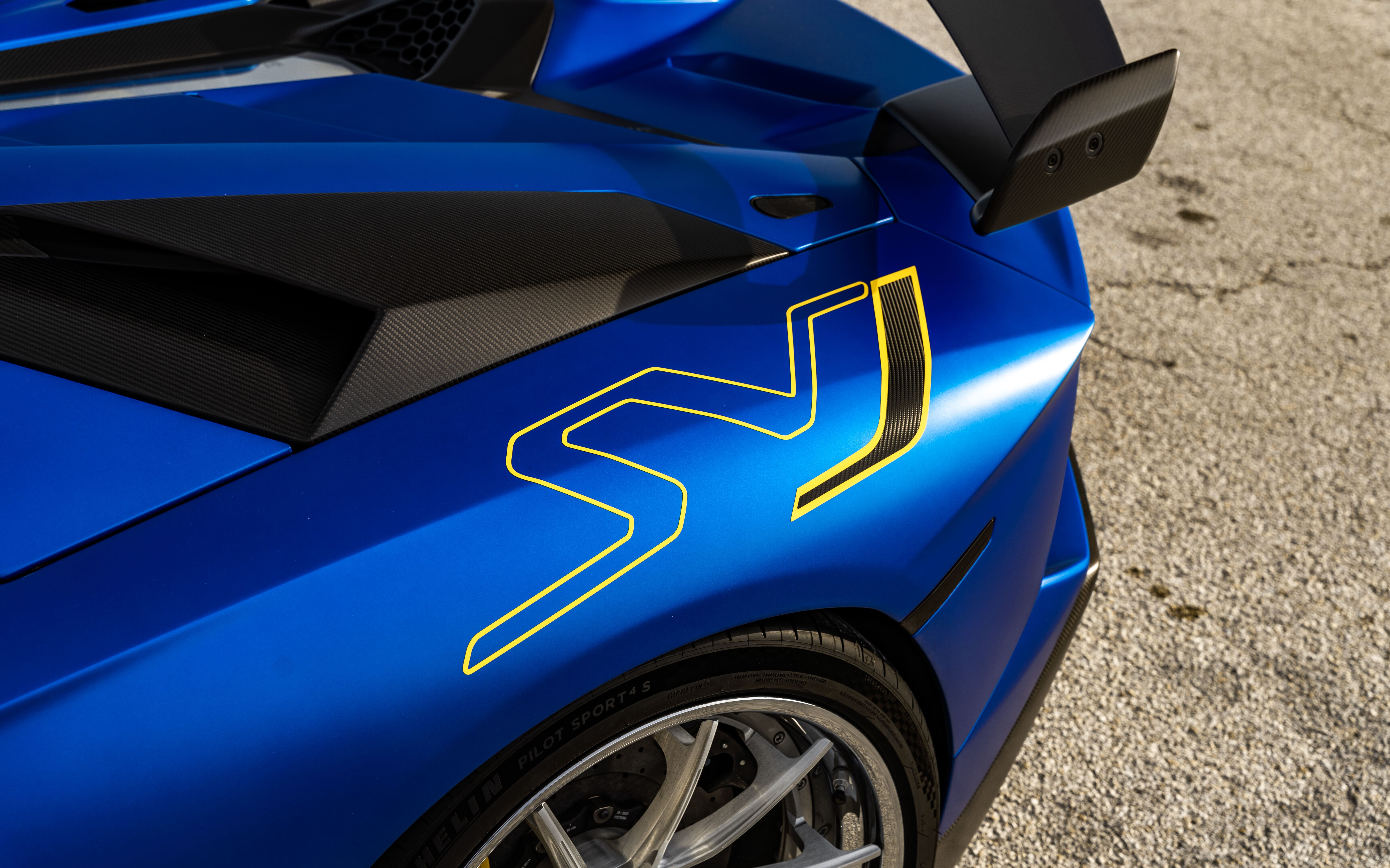 Елегантний і потужний Lamborghini Aventador SVJ, який вирізняється своїм фірмовим аеродинамічним кузовом і агресивним дизайном передньої частини.