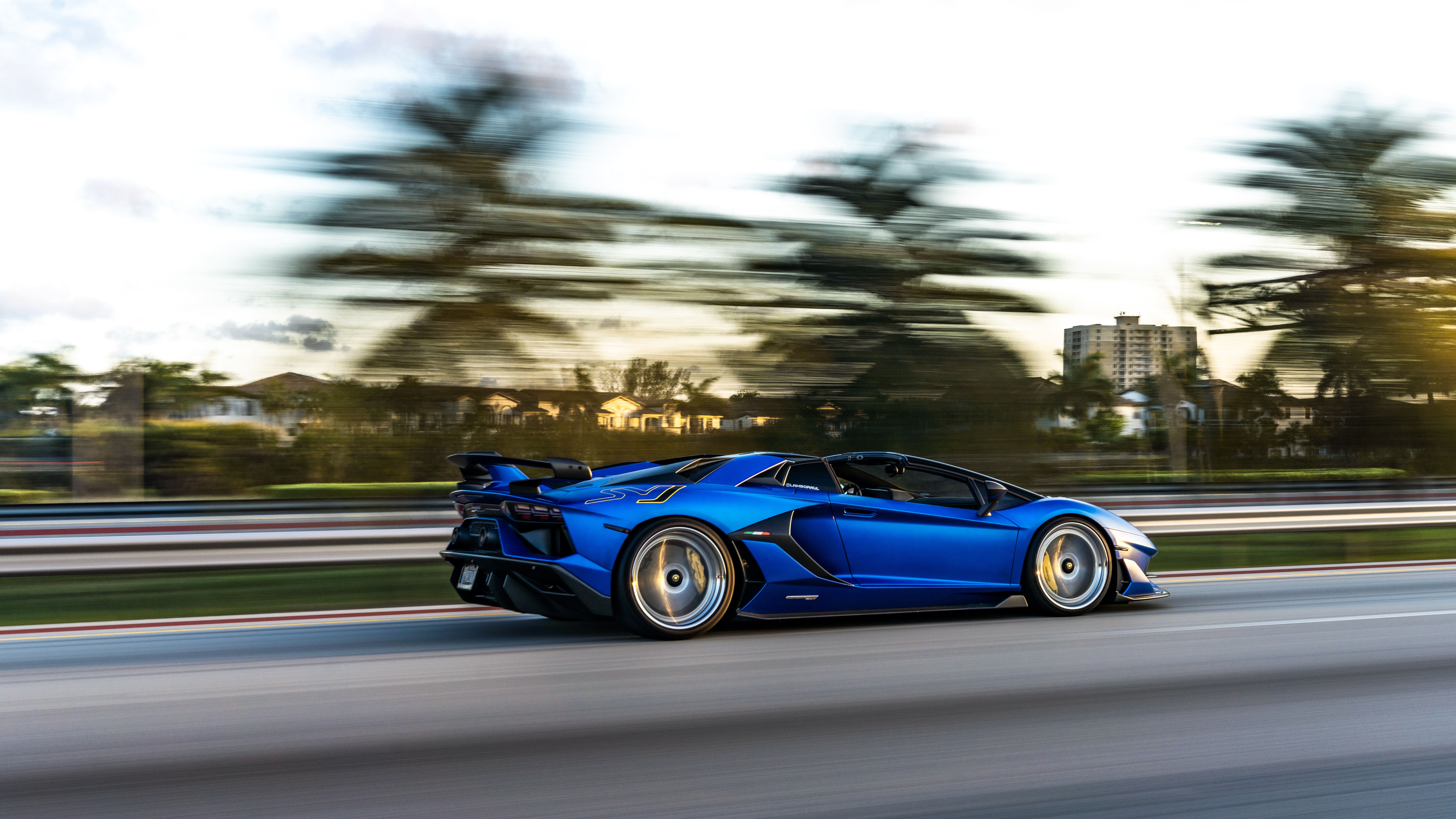 Детальний план автомобіля Lamborghini Aventador SVJ, що демонструє його агресивний аеродинамічний кузов і розкішний дизайн.