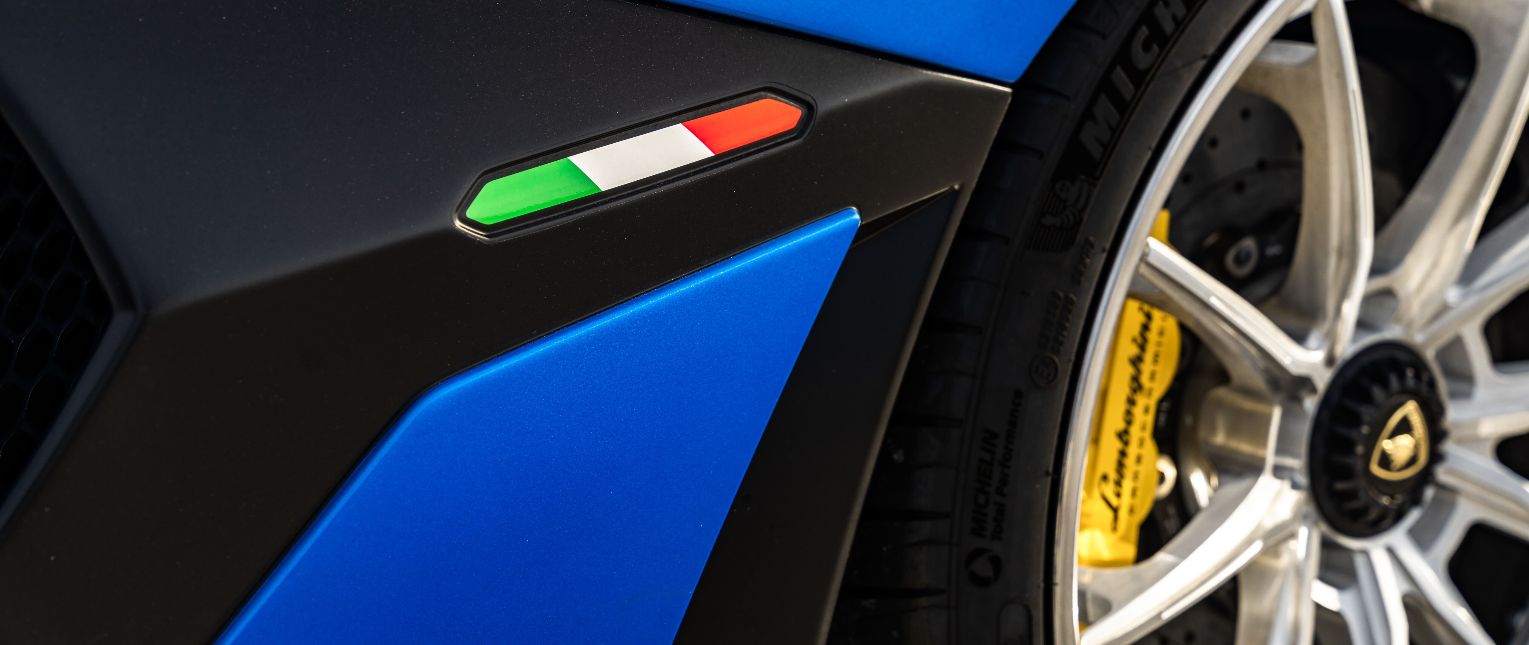 Високопродуктивний суперкар Lamborghini Aventador SVJ демонструє свій аеродинамічний кузов.