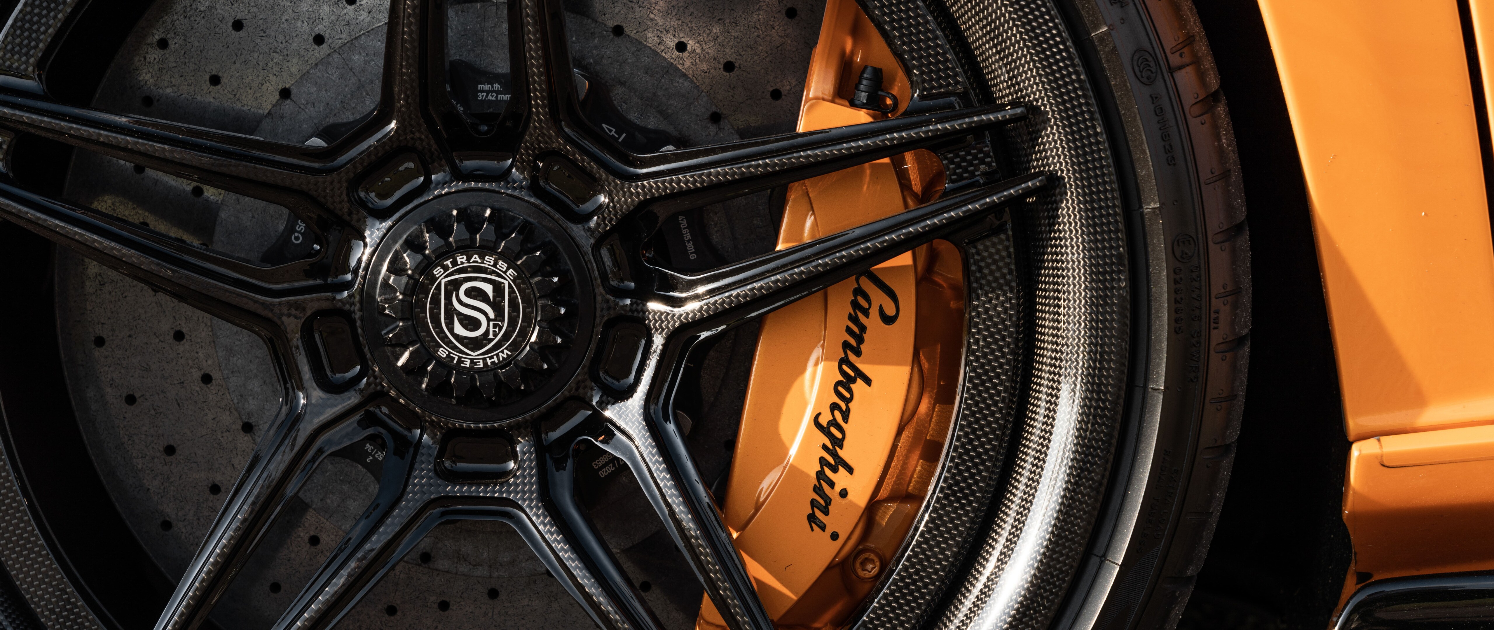 Високопродуктивний суперкар Lamborghini Aventador SVJ у динамічному оточенні.