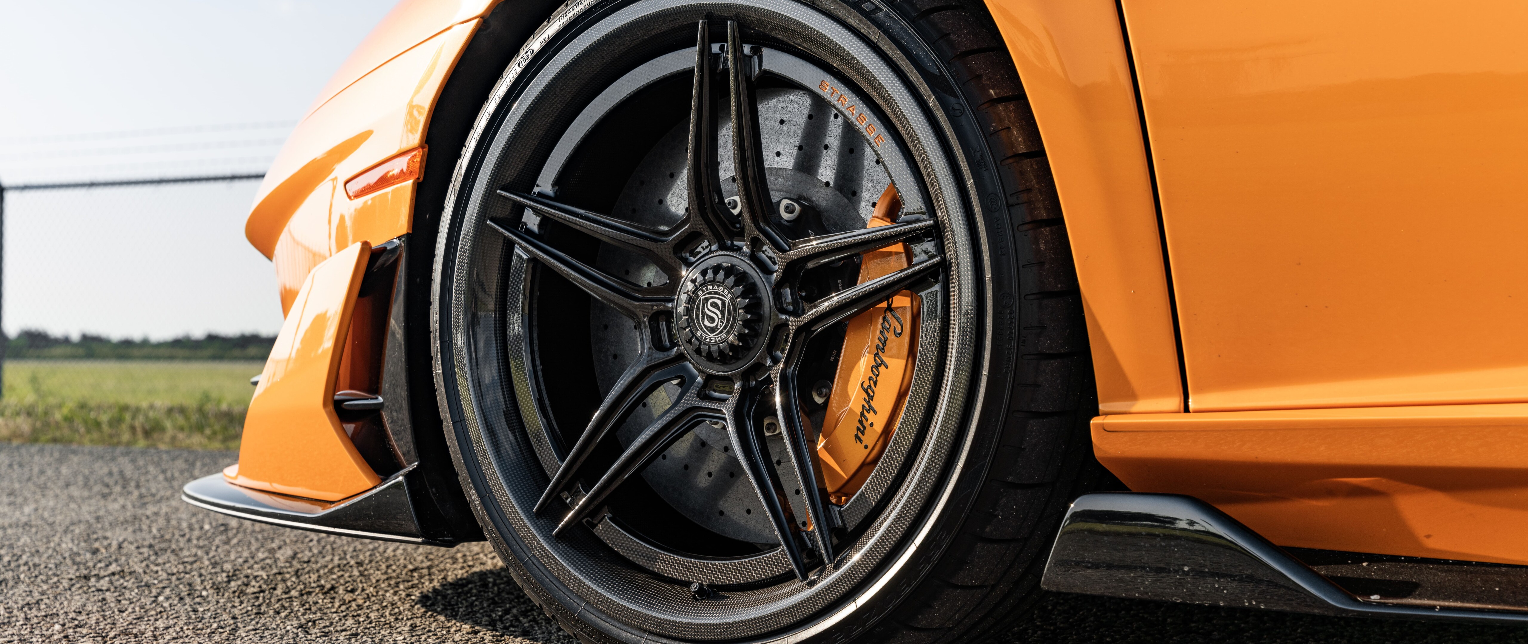 Високопродуктивний суперкар Lamborghini Aventador SVJ, який вирізняється своїм фірмовим аеродинамічним кузовом і агресивним дизайном.