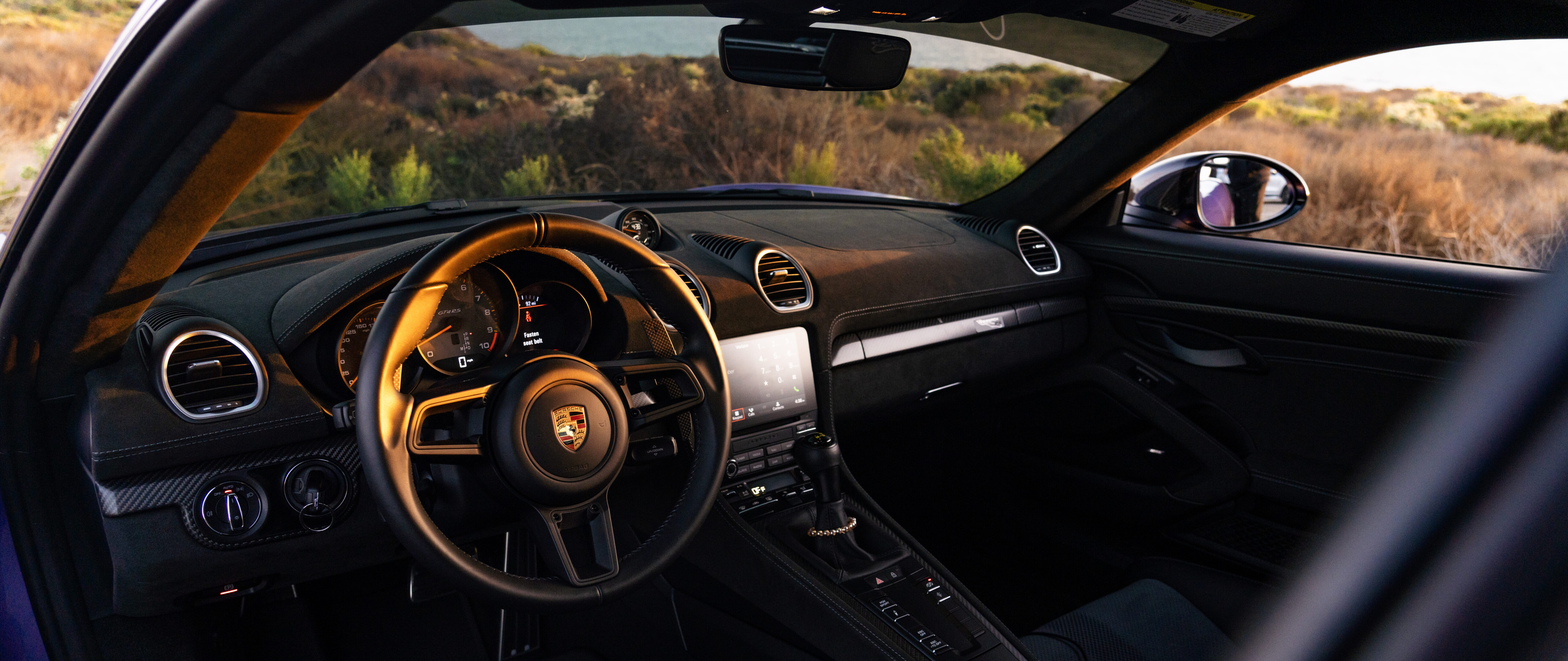 Елегантний і потужний спортивний автомобіль Porsche GT3 RS, що демонструє свій аеродинамічний дизайн.