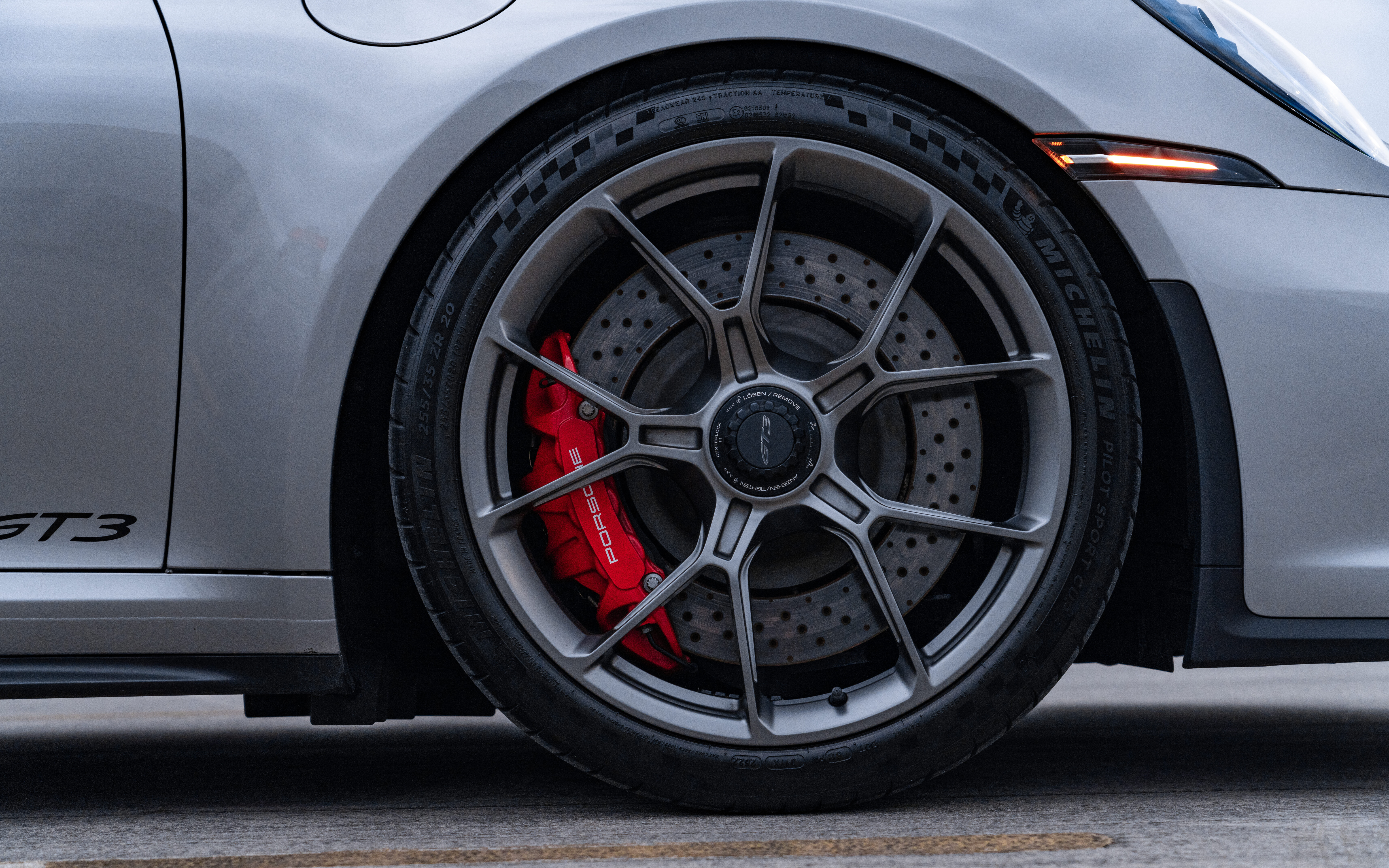 Високопродуктивний спортивний автомобіль Porsche GT3 RS, що вирізняється аеродинамічним кузовом і фірмовим заднім спойлером.