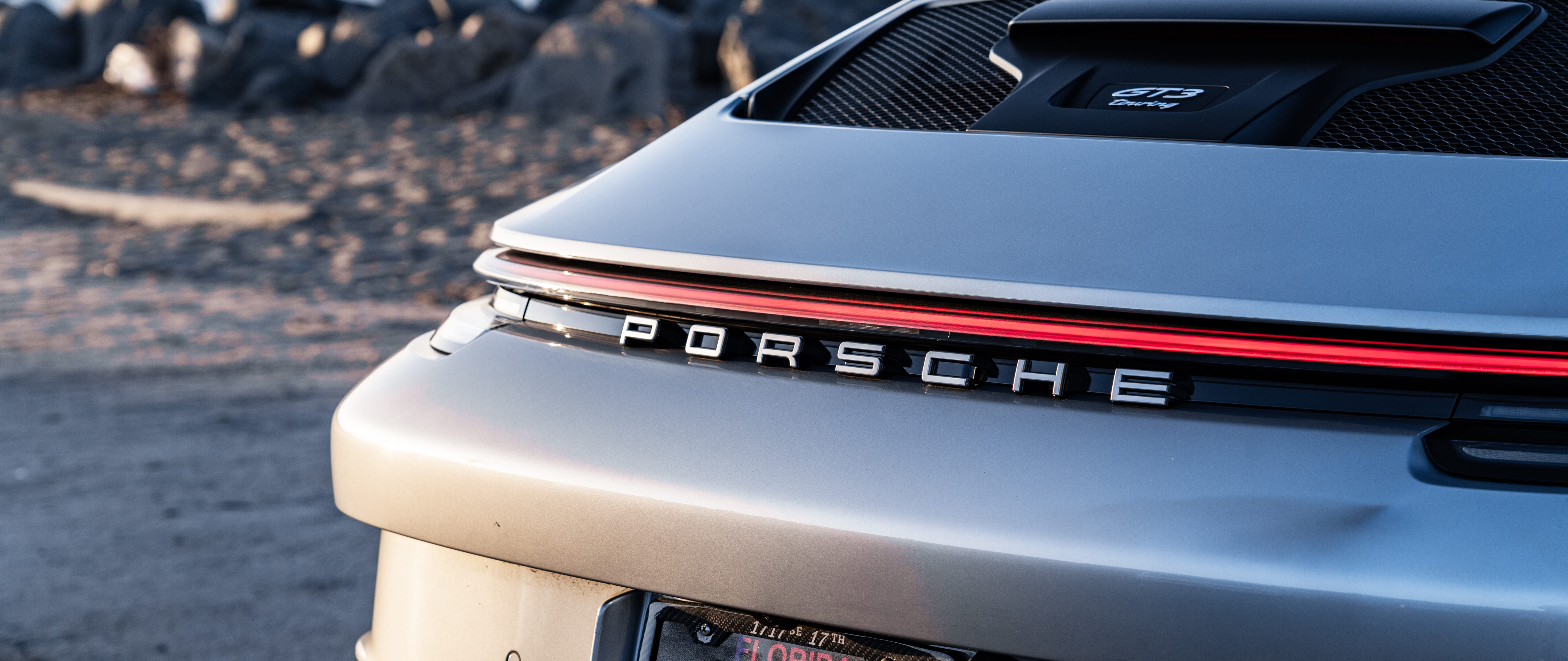 Високопродуктивний спортивний автомобіль Porsche GT3 RS, що вирізняється агресивним аеродинамічним дизайном і витонченим гоночним силуетом.