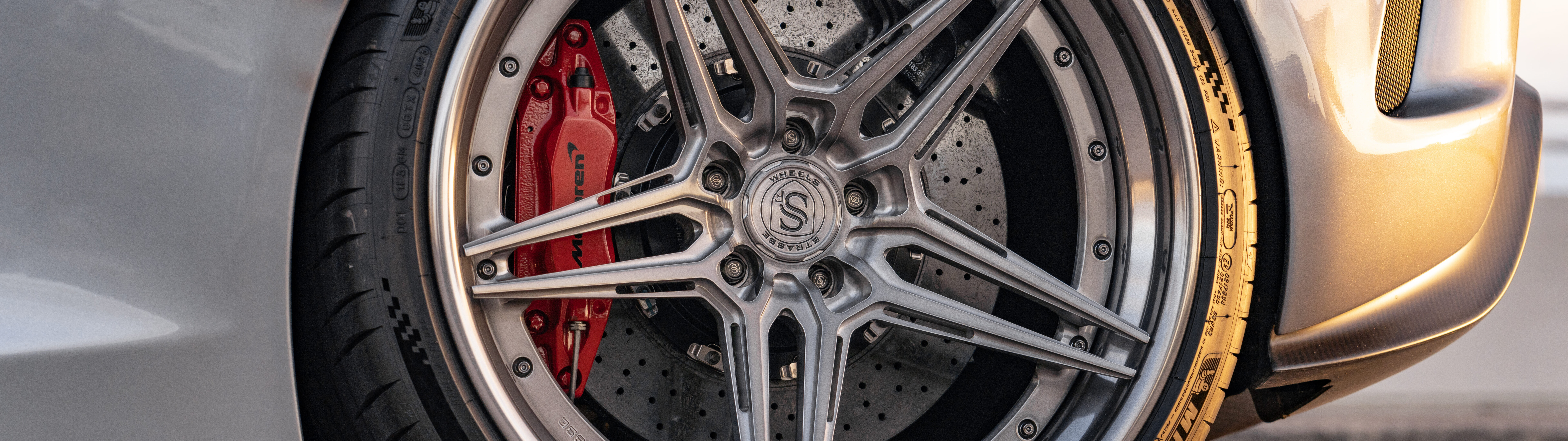 Високопродуктивний суперкар McLaren, що вирізняється елегантними аеродинамічними лініями та сучасним дизайном.