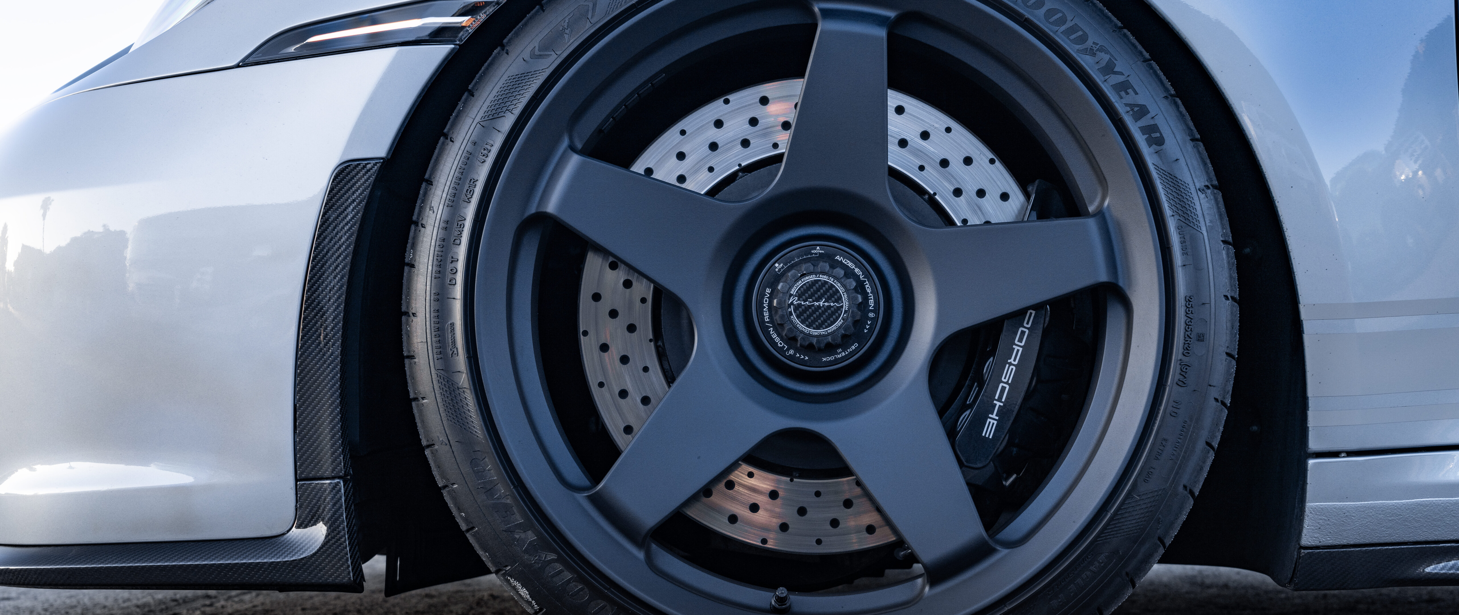 Детальний знімок високопродуктивного спортивного автомобіля Porsche GT3 RS.