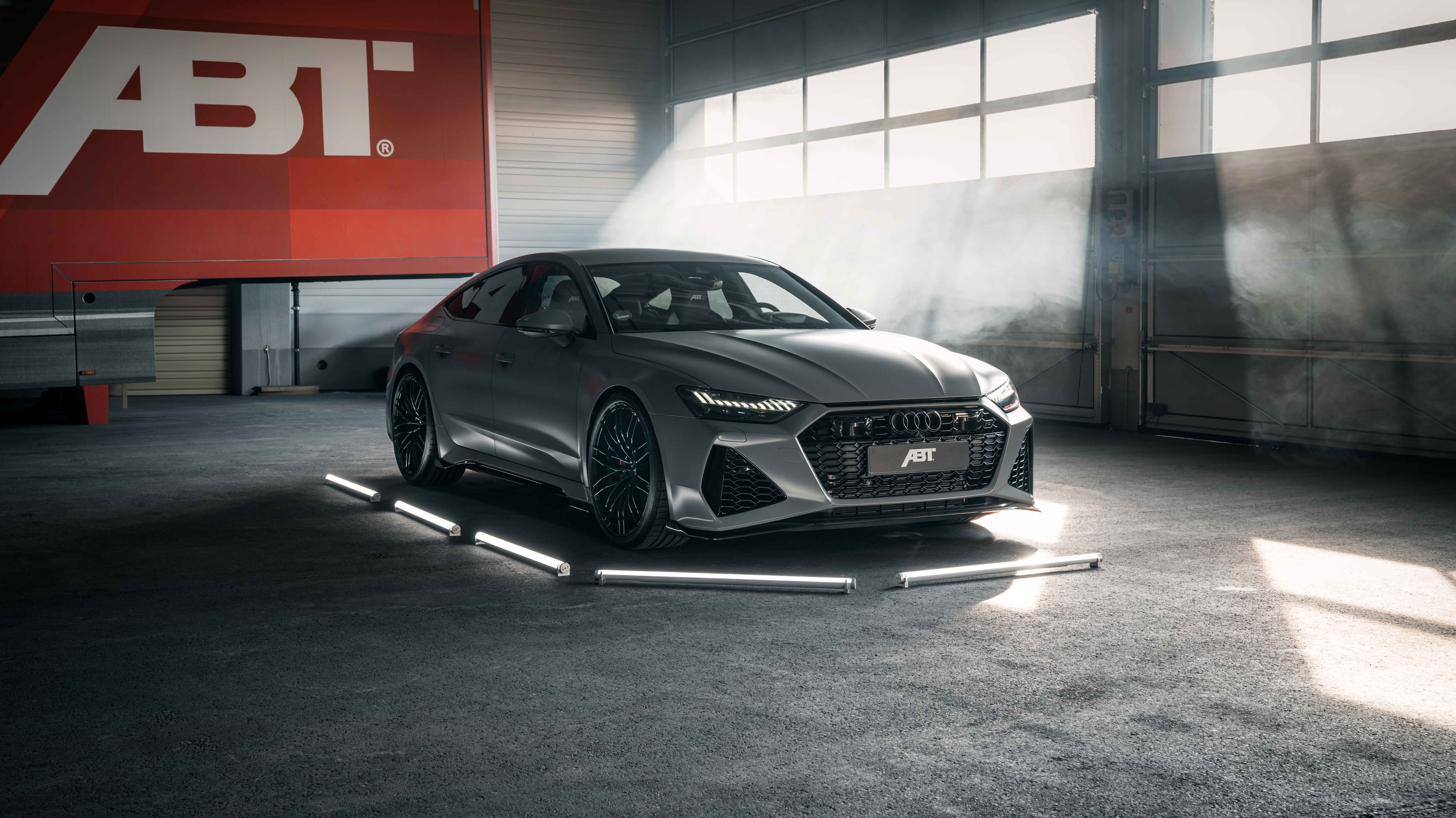 Високопродуктивний розкішний спортивний автомобіль Audi RS7, що вирізняється елегантним аеродинамічним дизайном і металізованим лакофарбовим покриттям.
