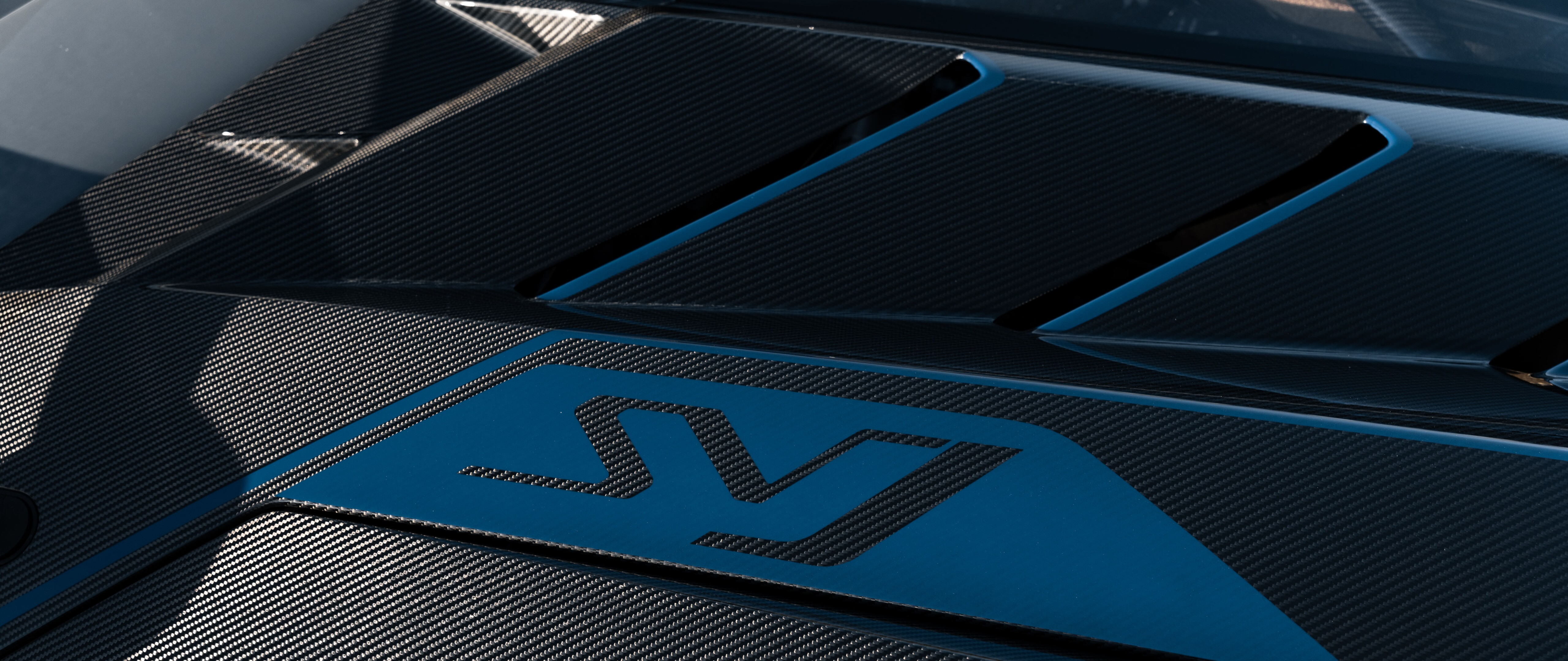 Високопродуктивний суперкар Lamborghini, що вирізняється обтічним, аеродинамічним кузовом і розкішною полірованою зовнішньою обробкою.