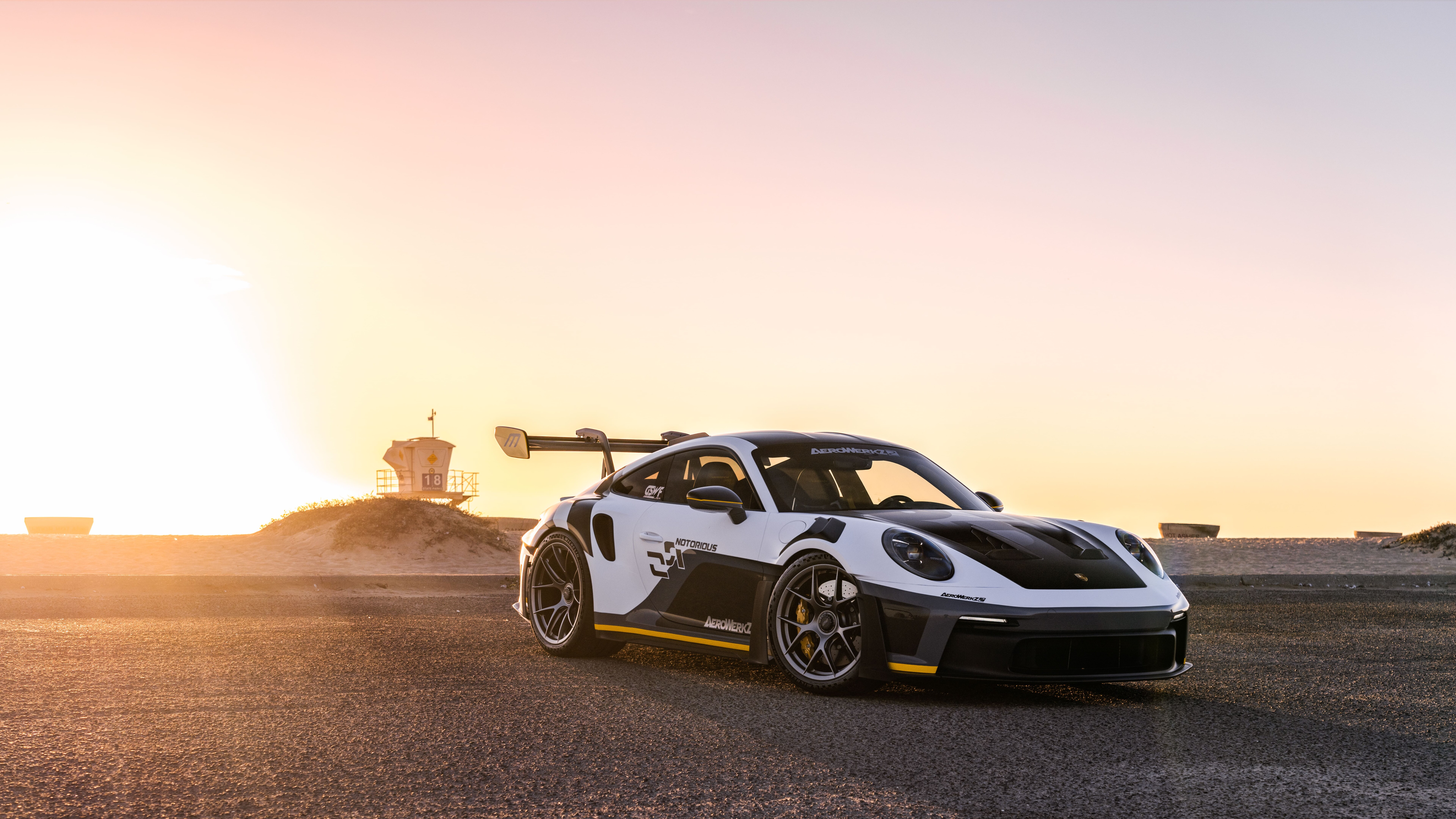 Високопродуктивний спортивний автомобіль Porsche GT3 RS, що вирізняється агресивним аеродинамічним дизайном кузова та великим заднім спойлером.