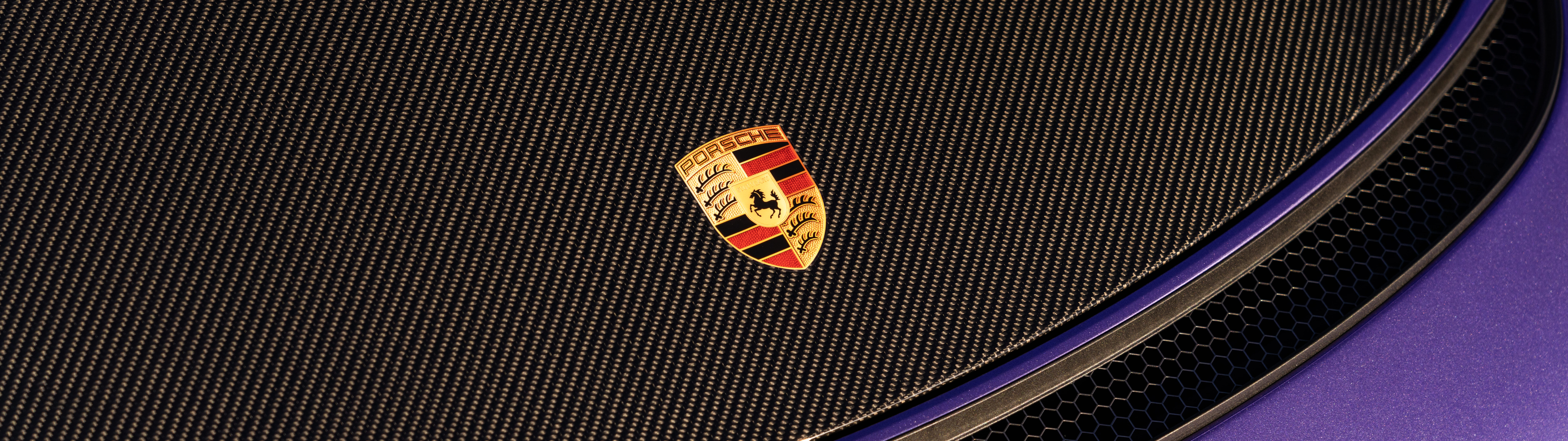 Високопродуктивний спортивний автомобіль Porsche GT3 RS, що демонструє свої аеродинамічні характеристики та агресивний дизайн.