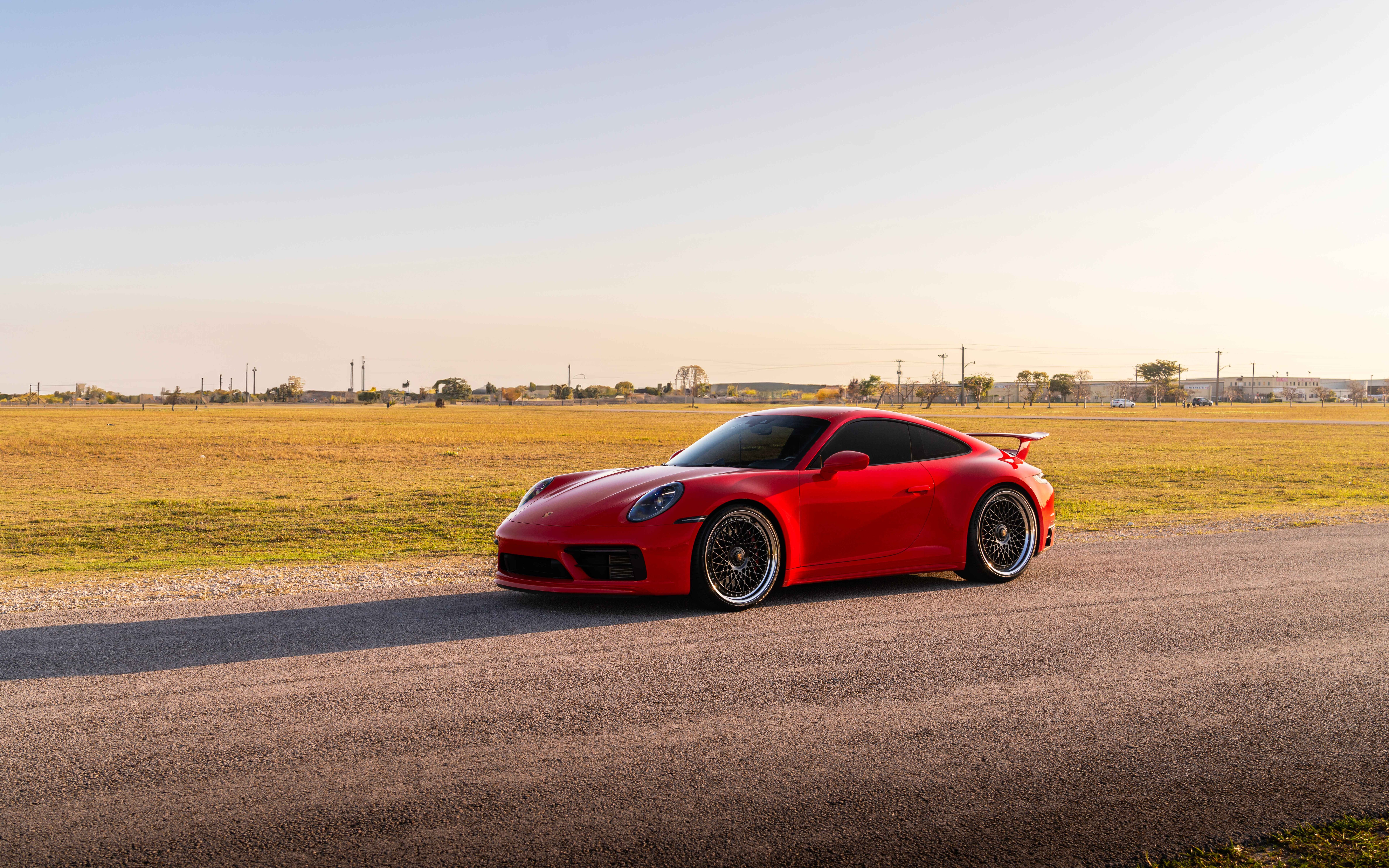 Елегантний і потужний спортивний автомобіль Porsche 992 GTS, що вирізняється сучасним аеродинамічним дизайном і розкішним стилем.