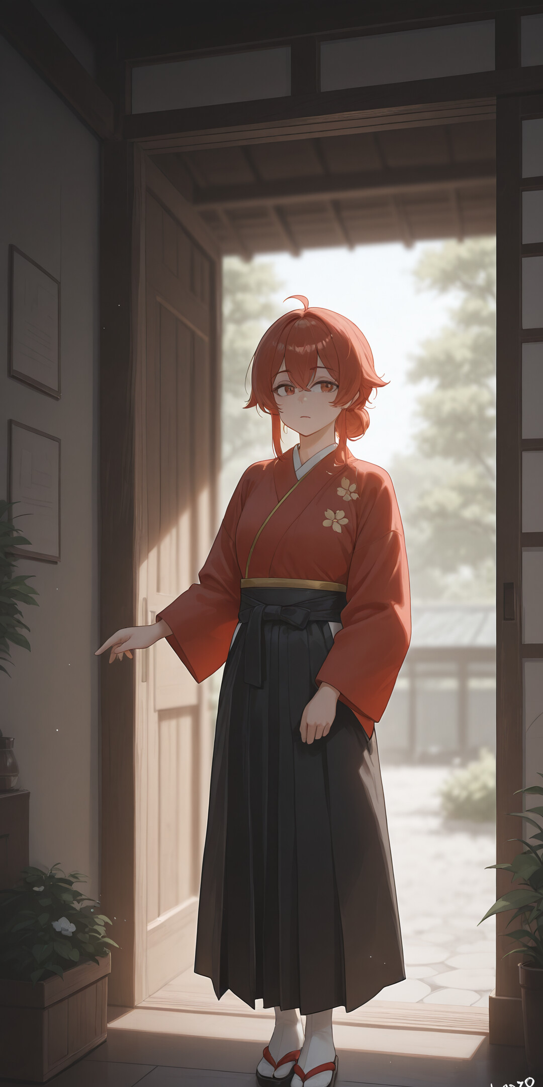 Молода жінка в стилі аніме з довгим світлим волоссям, одягнена в довгу білу сукню, стоїть перед темно-зеленими дверима. Вона тримає щось у руках, а з обох боків від неї розташовані дві великі рослини в горщиках під сонячним небом.