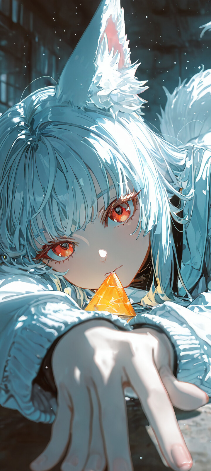 Деталізована цифрова картина, на якій зображено стилізовану білу та сіру лисицю з сяючими помаранчевими очима та виразним поглядом. Зсередини її вух і рота випромінюється помаранчеве світло на тлі розмитого синього фону.